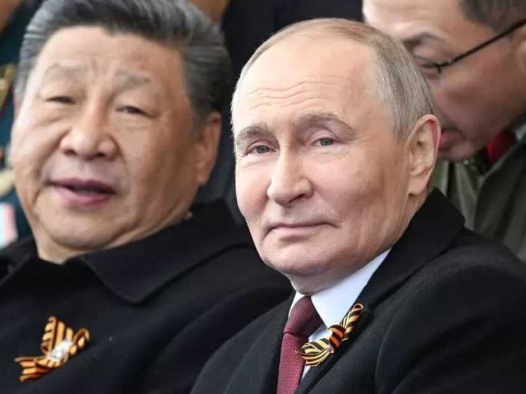 Putin e i suoi “fratelli” alla parata. E l'Ue vuole processarlo