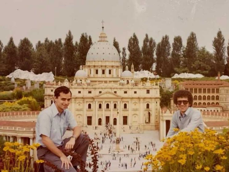 La foto “profetica” davanti al plastico di San Pietro