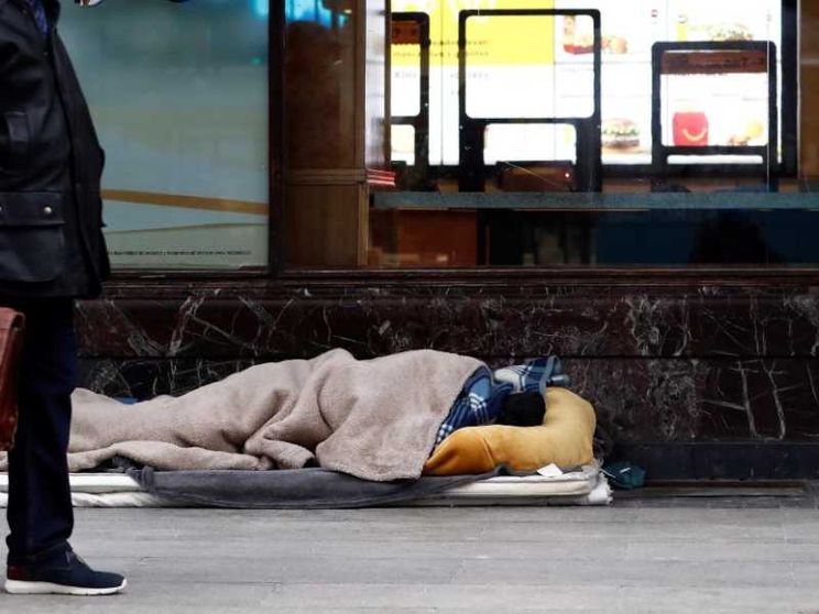 Alta tensione all'aeroporto di Madrid: «Sfollate i 500 senzatetto»
