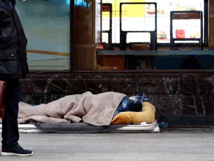 Alta tensione all'aeroporto di Madrid: «Sfollate i 500 senzatetto»