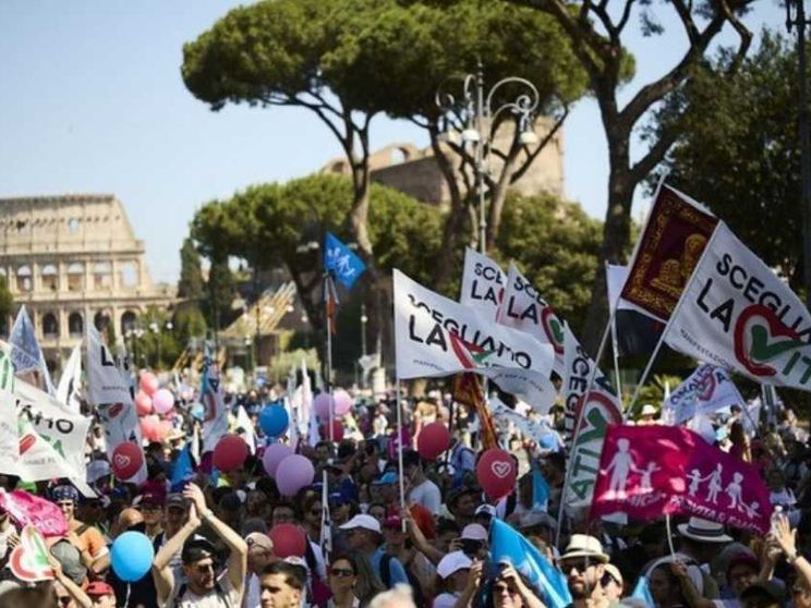 Cure palliative e aiuto alle mamme: in marcia per scegliere la vita