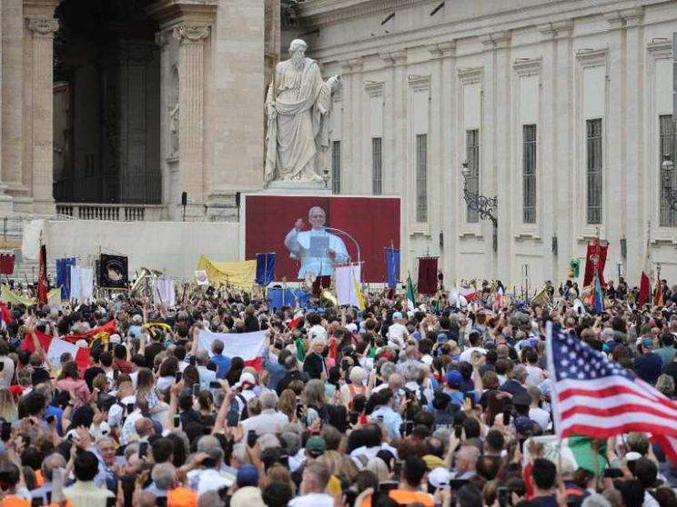 L'abbraccio della gente a Leone XIV per il suo prima Regina Coeli
