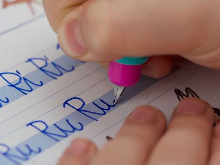 «L'obbligo di corsivo a scuola penalizza gli alunni dislessici»