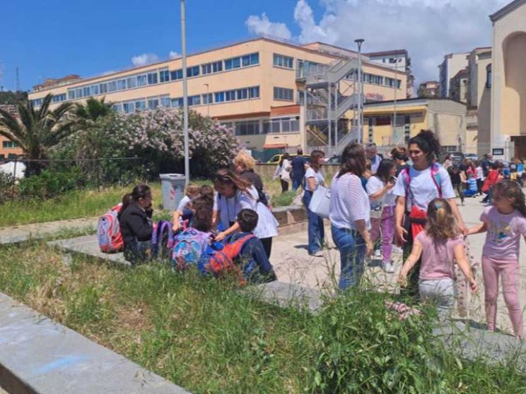 Forte scossa ai Campi Flegrei. A Napoli evacuate scuole e università