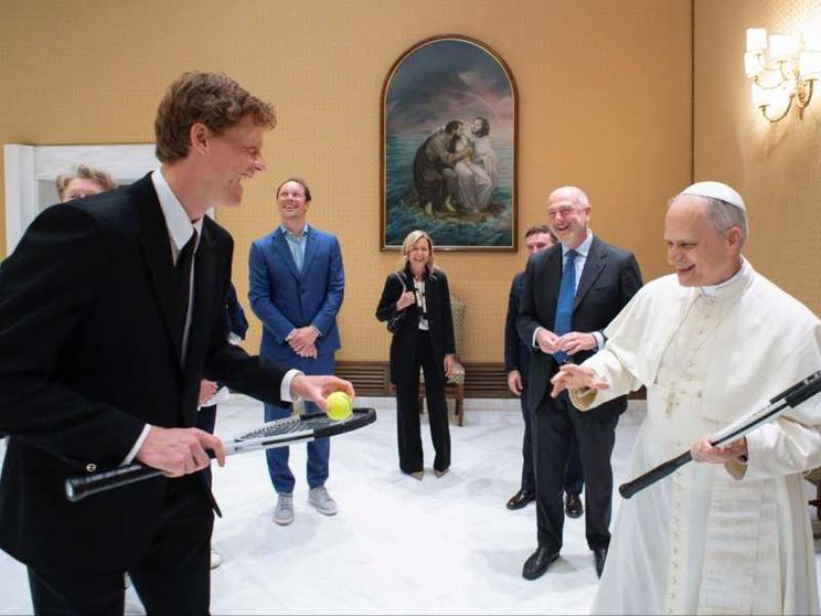 Sinner al Papa: «Vuole giocare?». «Meglio di no. Potrei rompere qualcosa»