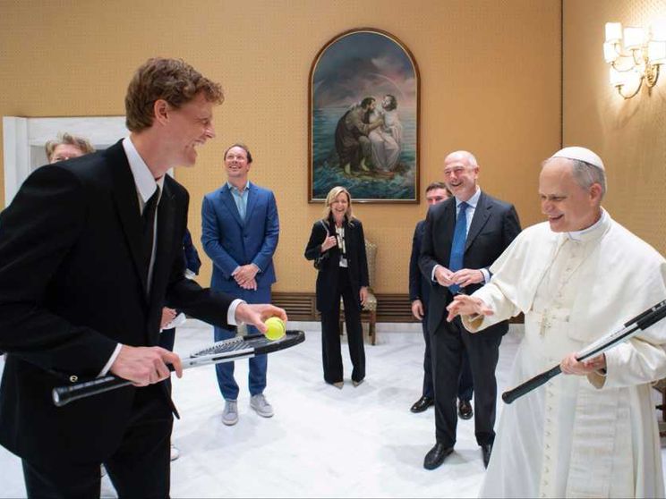 Sinner al Papa: «Vuole giocare?». «Meglio di no. Potrei rompere qualcosa»