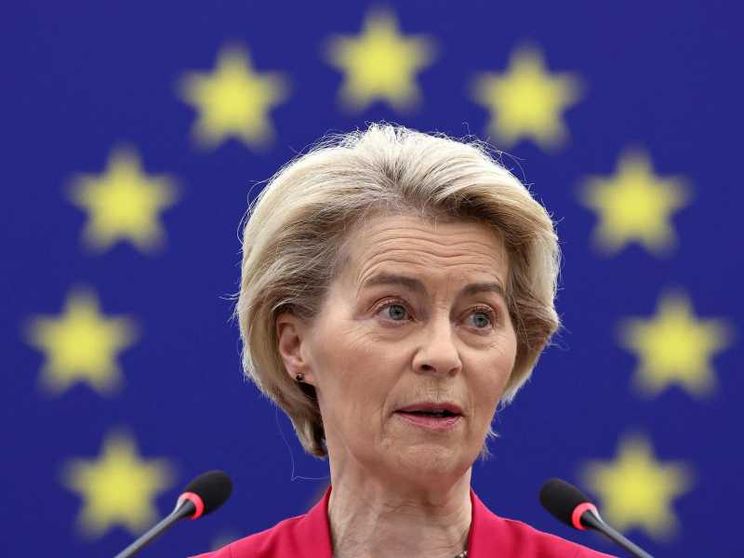 Perché il caso degli sms con Pfizer imbarazza Von der Leyen e l'Europa