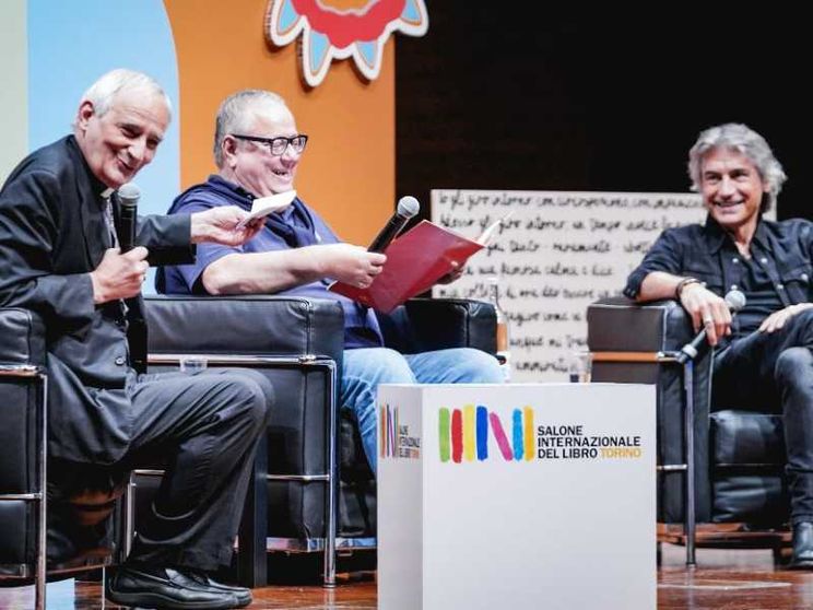 Zuppi e Ligabue a Torino: «In ascolto di storie che lasciano il segno»