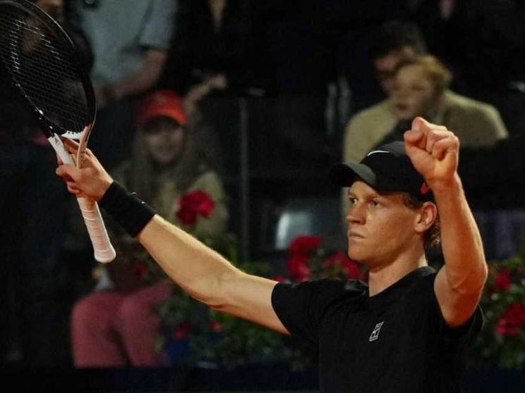 Sinner soffre (un set) ma va in finale con Alcaraz