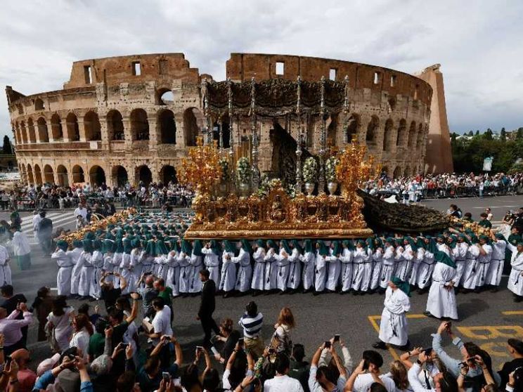 La fede popolare delle Confraternite del mondo sfila per le vie di Roma