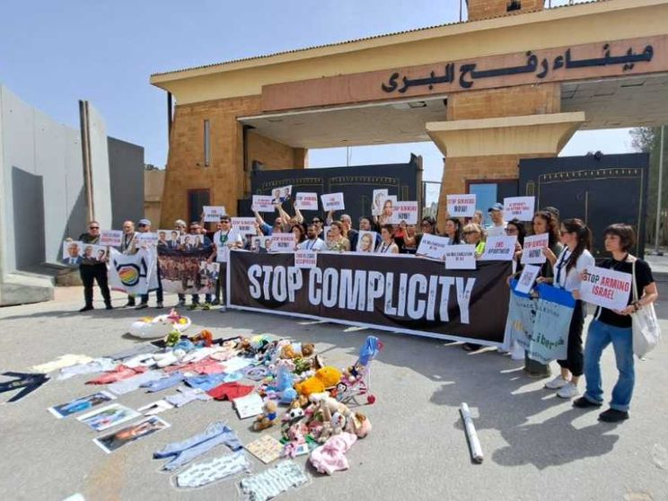 «Basta complicità». Dal valico di Rafah il grido di Ong e politici