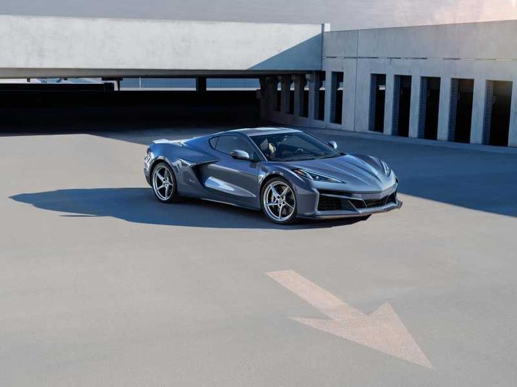 Il ritorno della Corvette: anche le muscle cars si elettrificano