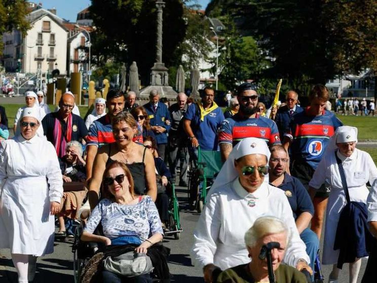 Ecco cosa dicono i giovani volontari a Lourdes: «È scuola di vita»