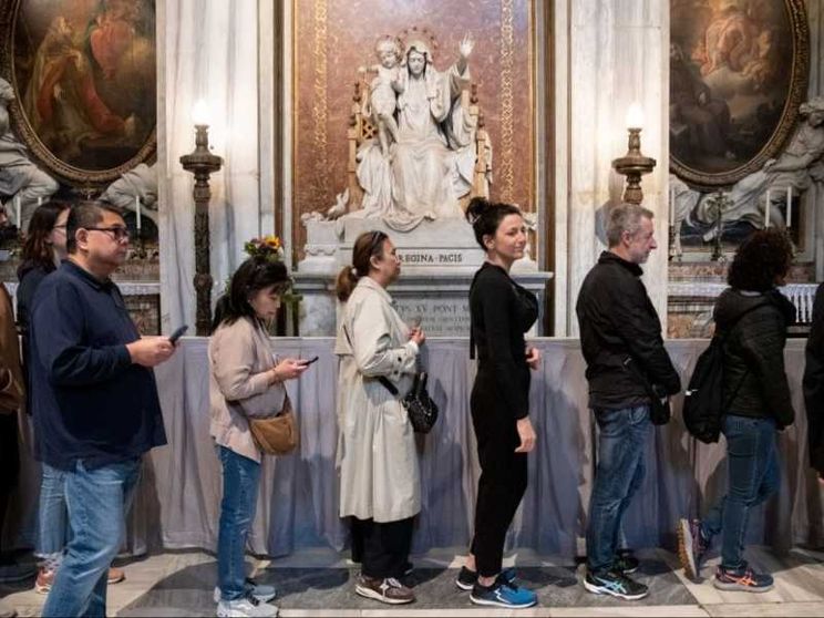 Un mese fa la morte di papa Francesco, sulla sua tomba l'affetto dei fedeli