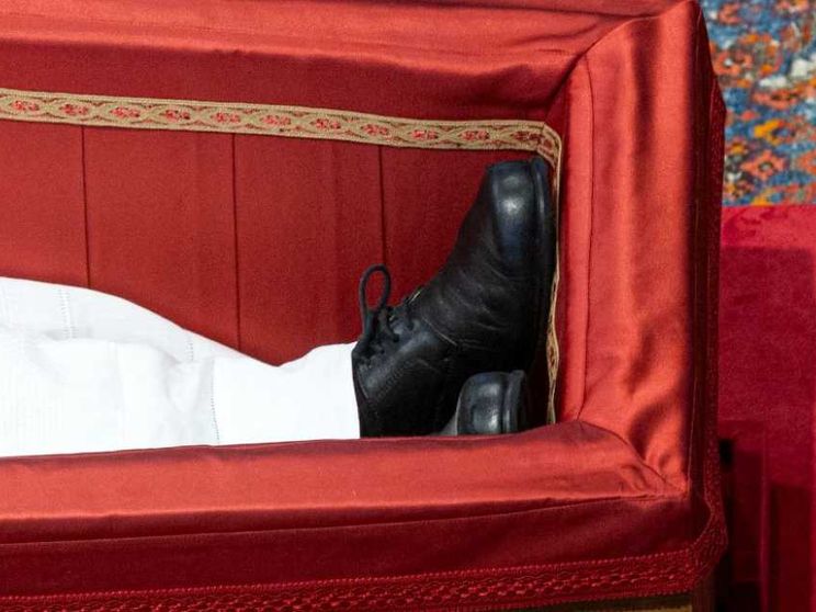 Le scarpe consumate di papa Francesco, lezione per noi giornalisti
