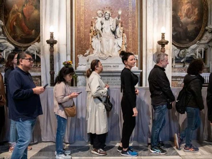 Un mese fa la morte di papa Francesco, sulla sua tomba l'affetto dei fedeli