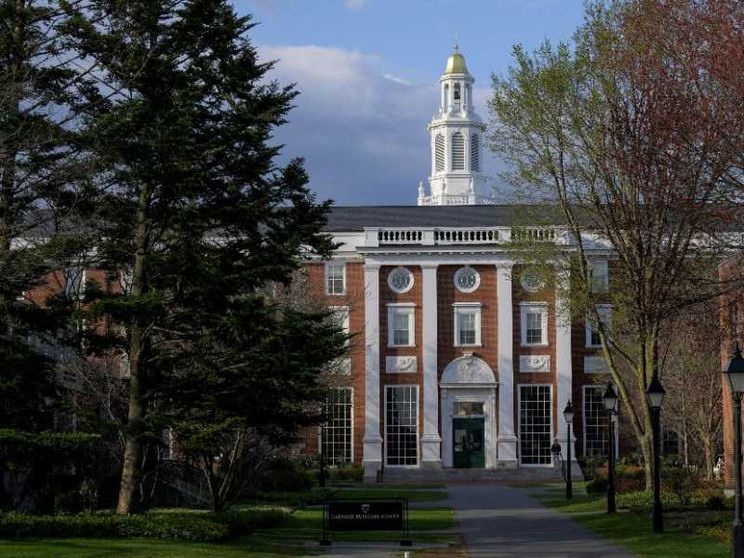 Trump vieta a Harvard l'iscrizione di studenti stranieri. L'ateneo: «Illegale»