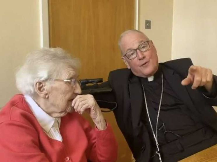 L'omaggio del cardinale Dolan alla suora centenaria sua «madre spirituale»