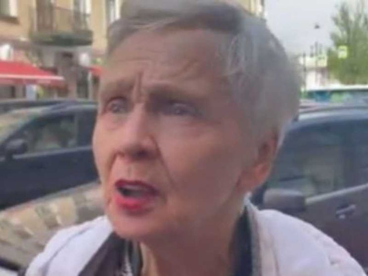 84enne condannata per un cartello "no alla guerra". Ricoperta di fiori