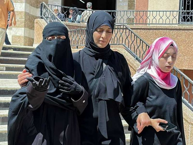 Lo strazio di Alaa, la pediatra che ha perso 9 dei suoi 10 figli in un raid