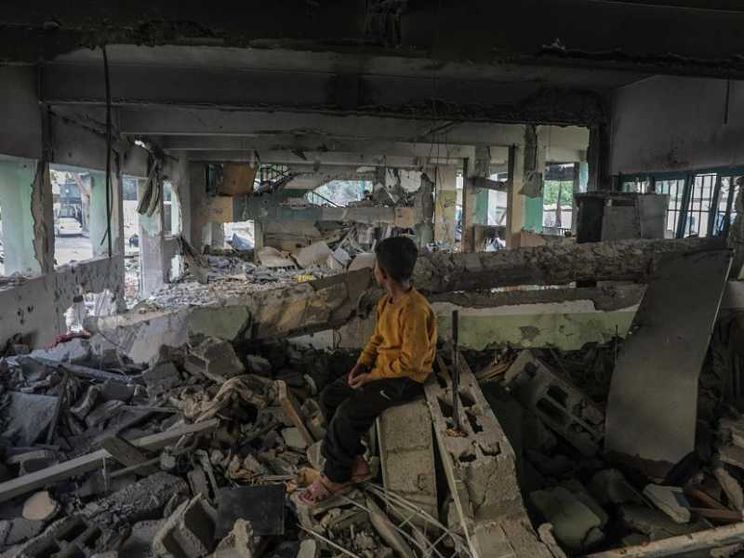 Un'altra strage a Gaza: bombardata una scuola, decine di vittime