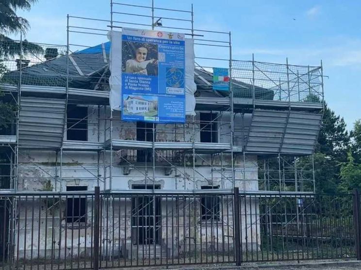 Il volto di Gianna Beretta Molla “veglia” sul cantiere della sua casa