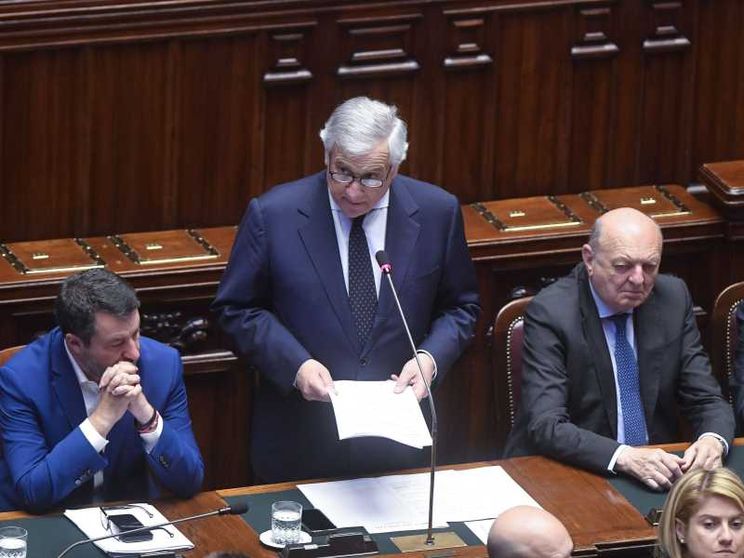 Tajani: indignano i morti a Gaza. Le opposizioni: perché ride?