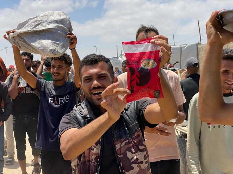Guerra degli aiuti nella guerra di Gaza: le file per un po' di cibo