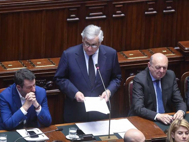Tajani: indignano i morti a Gaza. Le opposizioni: perché ride?