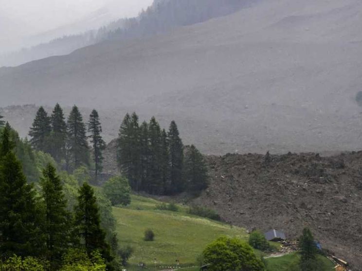 Crolla il ghiacciaio di Blatten, enorme frana travolge il villaggio