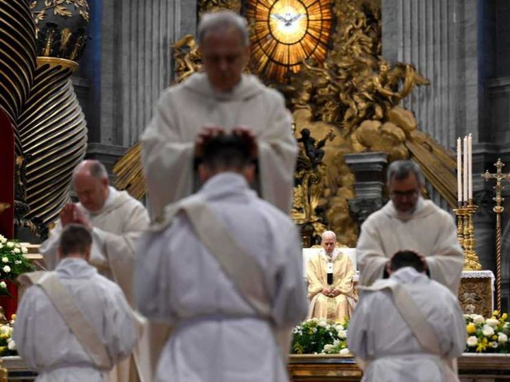 Dall'ex manager all'ex ufficiale: chi sono gli 11 preti ordinati da Leone XIV