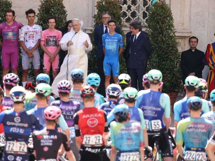 Il Giro d’Italia in Vaticano. Il Papa: lo sport è importante