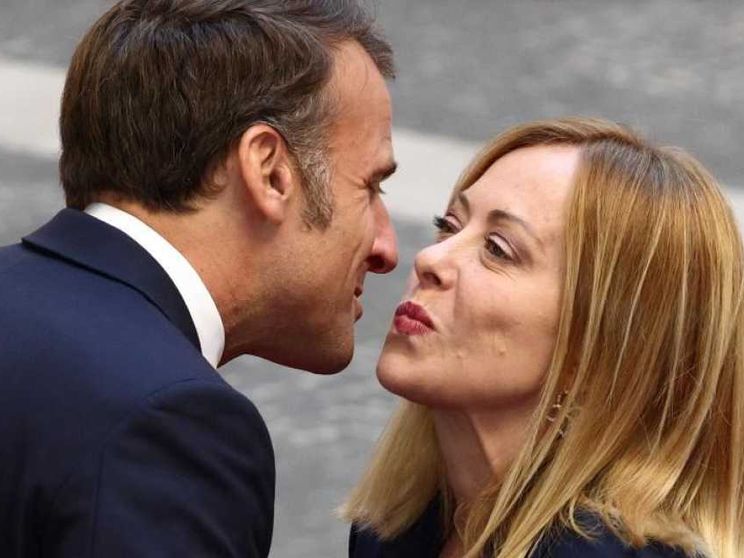 Sorrisi e baci per l’incontro del disgelo. Macron a Meloni: Italia cruciale