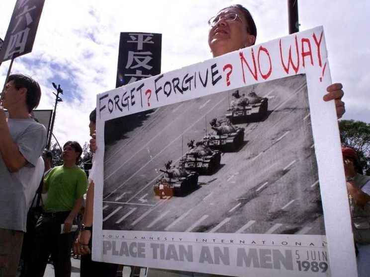 Tienanmen, il mondo non dimentica quel ragazzo davanti ai carri armati