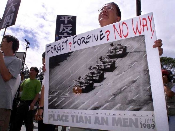 Tienanmen, il mondo non dimentica quel ragazzo davanti ai carri armati