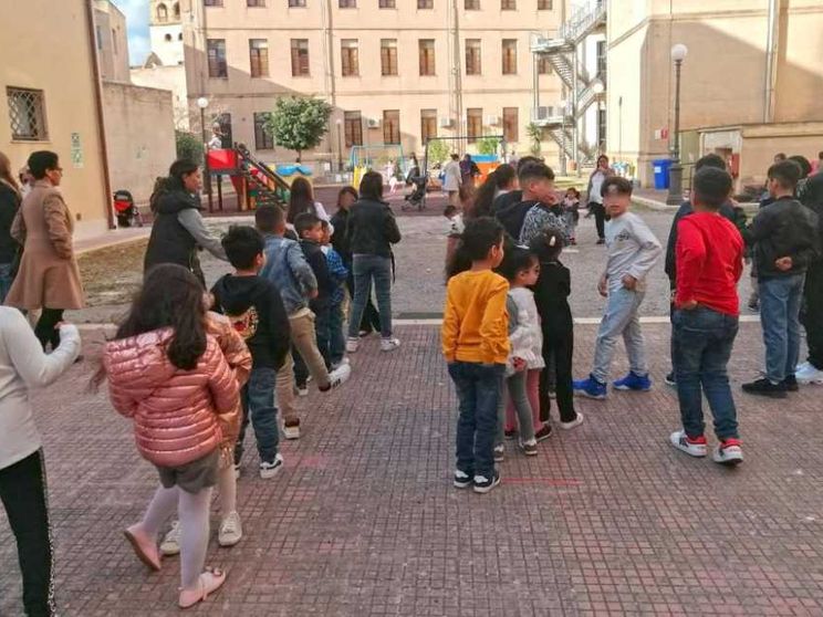 Sì, dovremmo riflettere sui diritti e sui doveri di chi c'è già