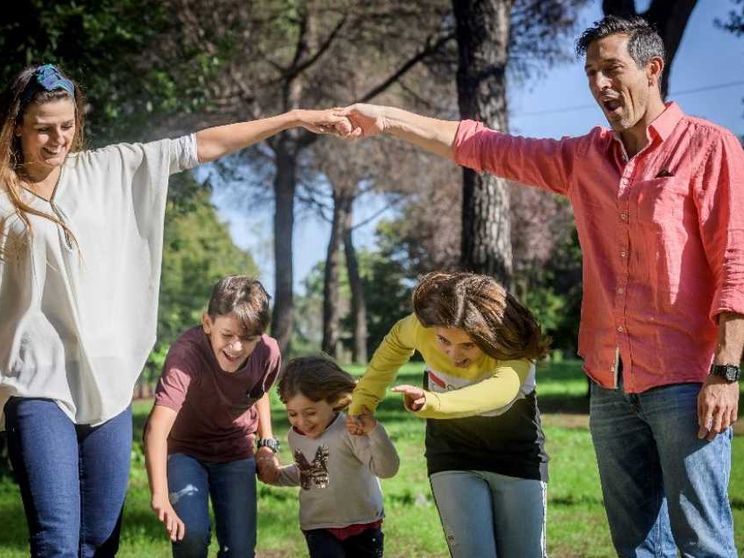 I giovani hanno voglia di fare figli ma la società non riesce a sostenerla