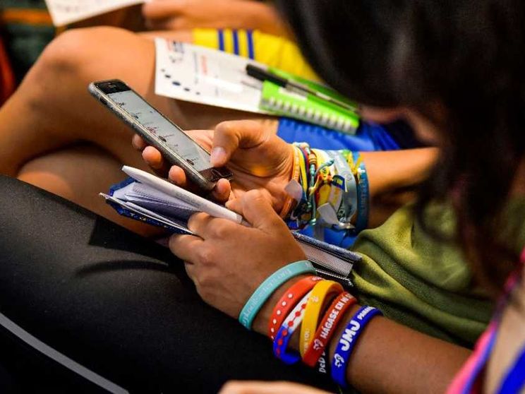 «Smartphone vietati anche alle superiori». I ragazzi ora chiedono una Carta