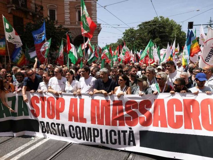 La manifestazione per Gaza a Roma: «Siamo 300mila. Stop al massacro»
