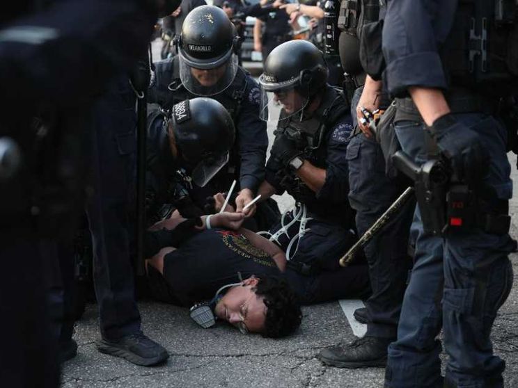 Arresti di massa, coprifuoco e nuove deportazioni: Los Angeles è nel caos