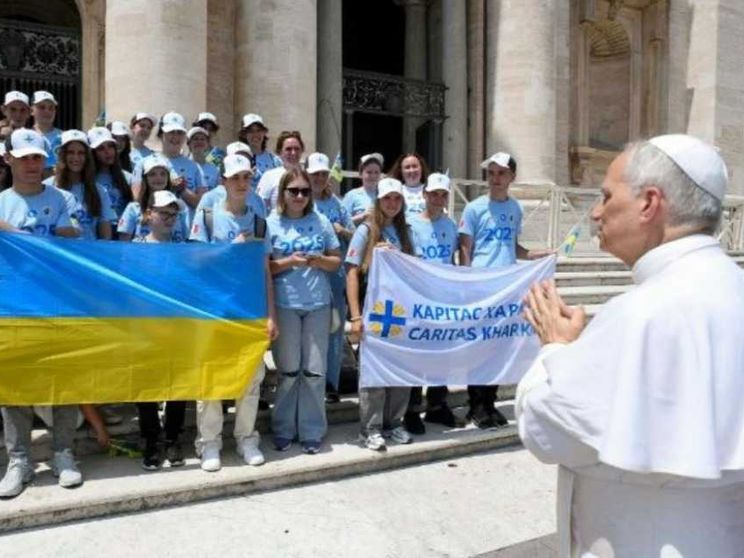 Tania e i ragazzi ucraini dal Papa: «Viviamo l'inferno, sogniamo la pace»