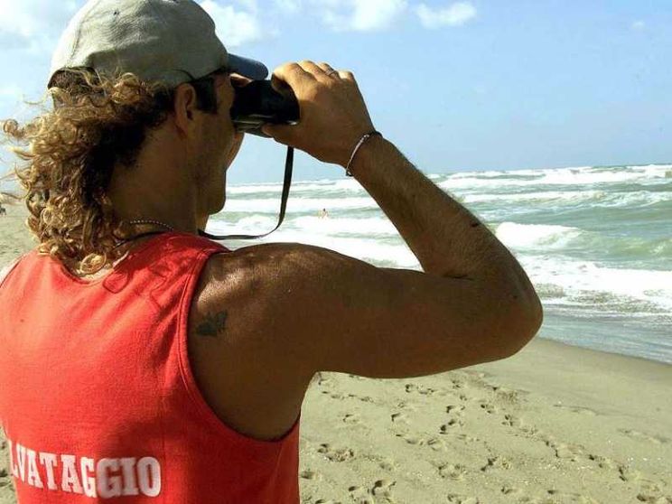 Si tuffa per soccorrere due turisti: annega immigrato "eroe"