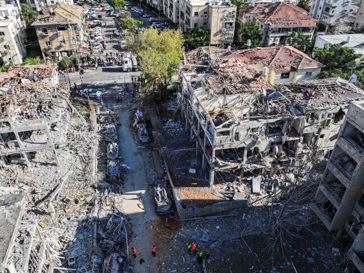 Iran, Israele brucia il petrolio. Bombe sui terminal del Golfo