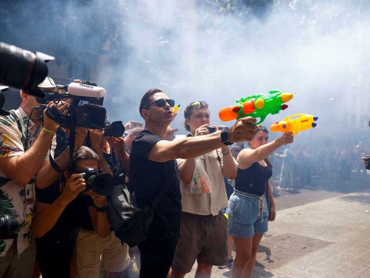 In Spagna riesplode la protesta: pistole ad acqua contro i turisti