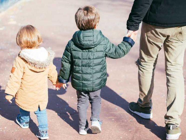 Confusi, incerti e maschilisti. La deriva dei giovani padri