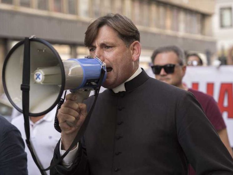 Don Coluccia, nuova aggressione. E lui: «Proseguirò il cammino»