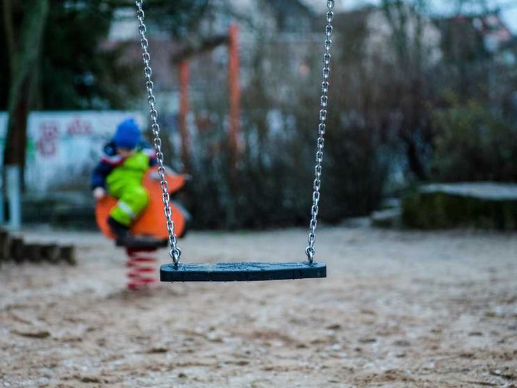 Troppo grande per l'altalena: un quattordicenne è stato multato a Rimini