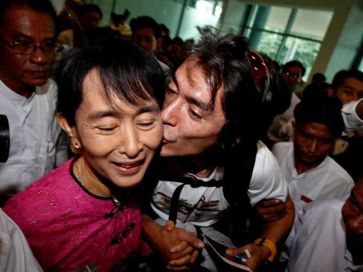 Gli 80 anni di Aung San Suu Kyi: i golpisti la nascondono al mondo