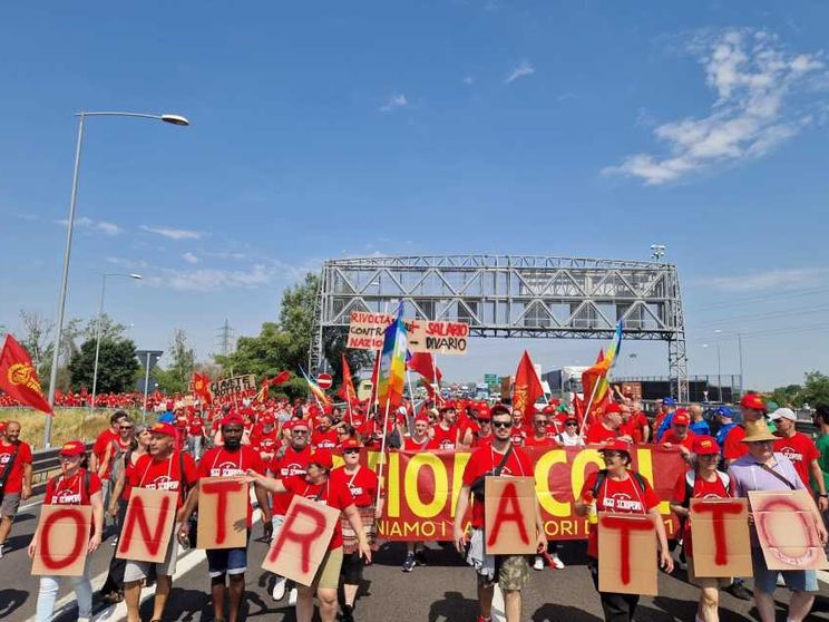 Il venerdì nero del doppio sciopero: migliaia in piazza per i salari