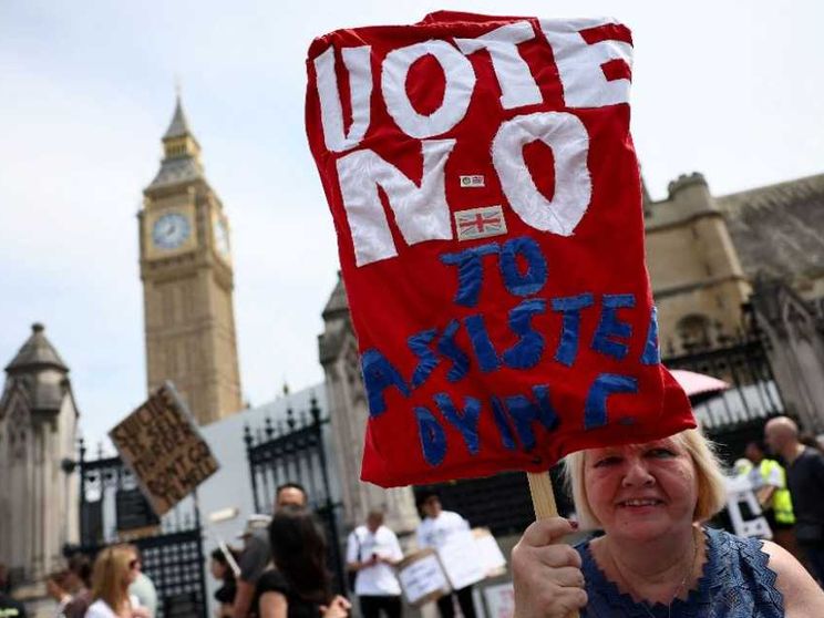 Per soli 23 voti il Parlamento di Londra ha scelto l'eutanasia